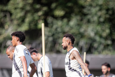 Neymar se desentende com Robinho Jr e clima esquenta em treino do Santos