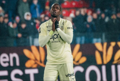 Pogba volta a ser titular após três anos e é alvo de críticas na França