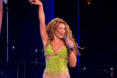 Look de Shakira em Copacabana vira brincadeira entre escolas de samba