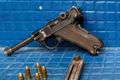 Pistola fabricada na Segunda Guerra é apreendida com suspeito no Andaraí
