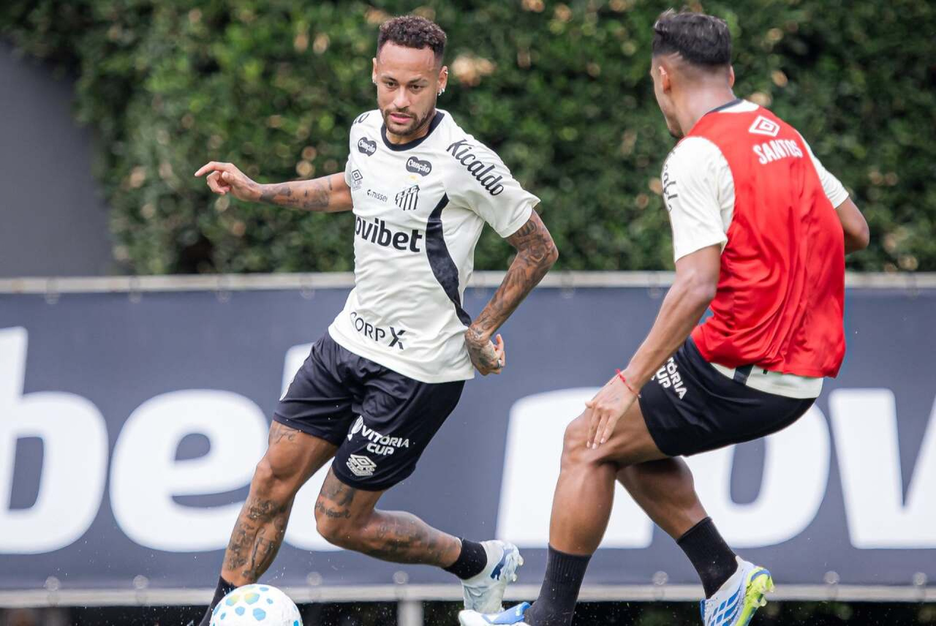 Neymar se irrita com Robinho Jr. e d&aacute; uma rasteira em jovem do Santos