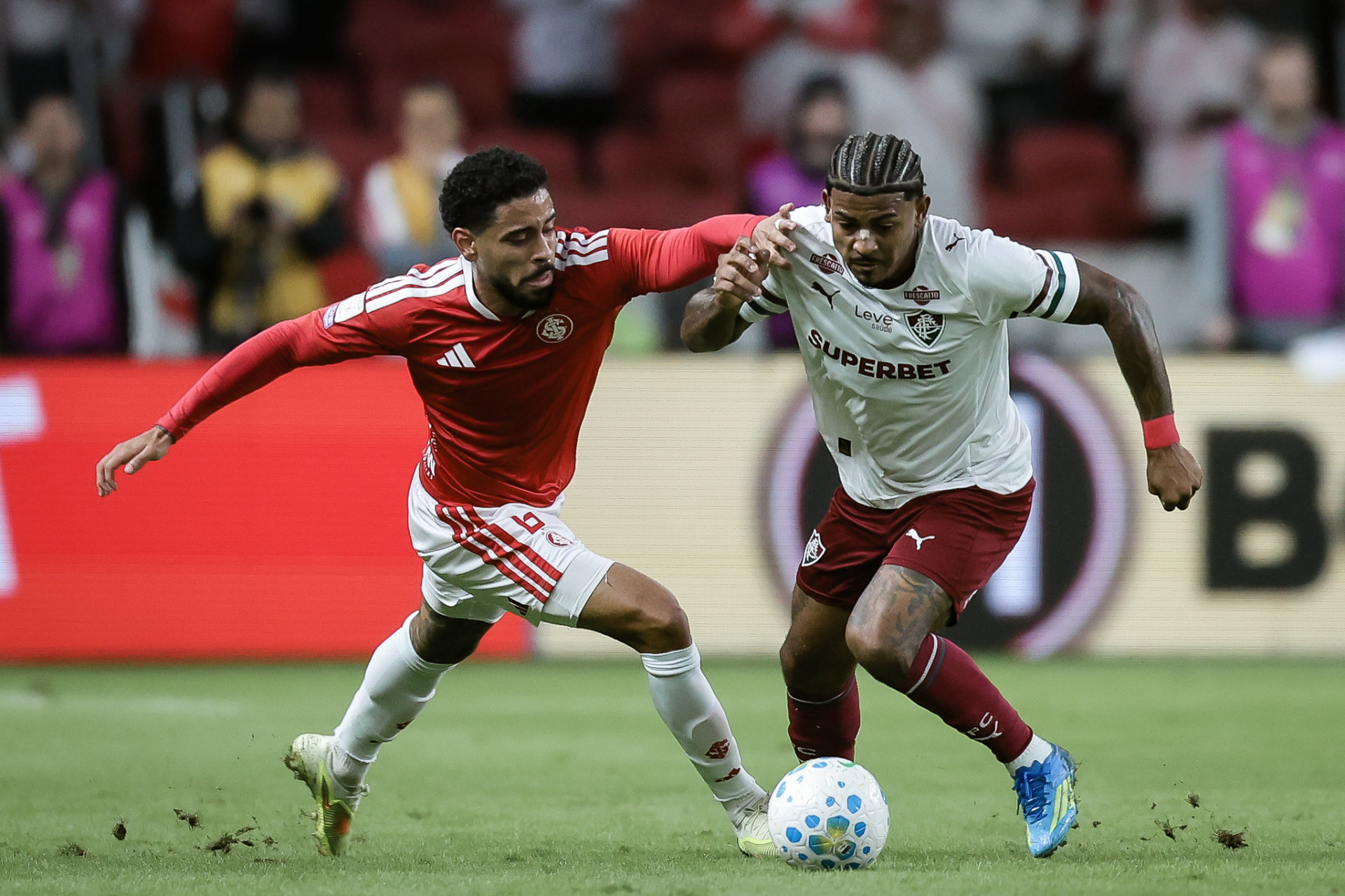 Fluminense joga mal, perde para o Internacional e aumenta pressão antes de decisão na Libertadores