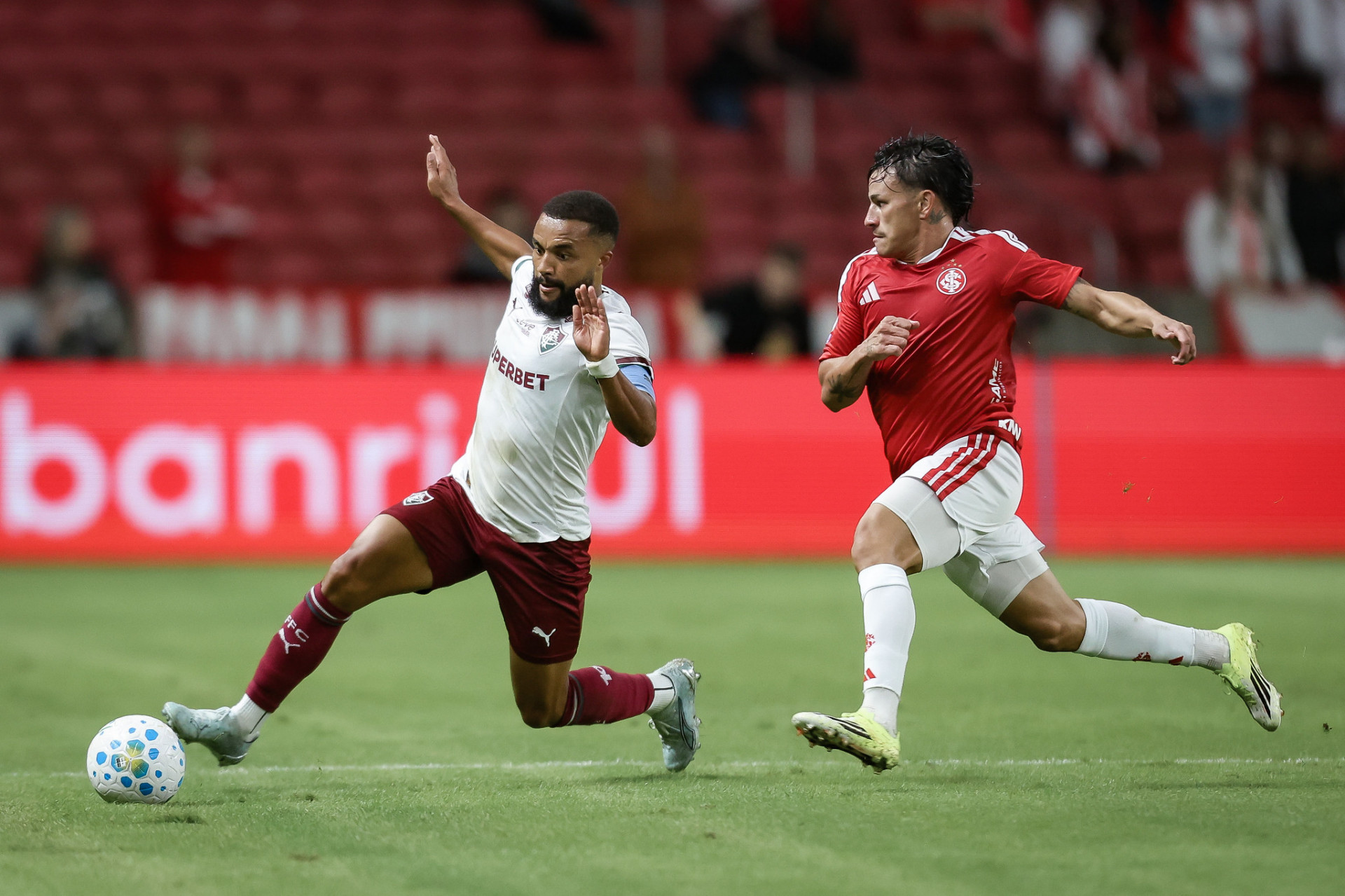 Samuel Xavier em ação contra o Internacional, neste domingo (3), no Beira-Rio, pela 14ª rodada do Brasileirão - Marcelo Gonçalves/Fluminense FC