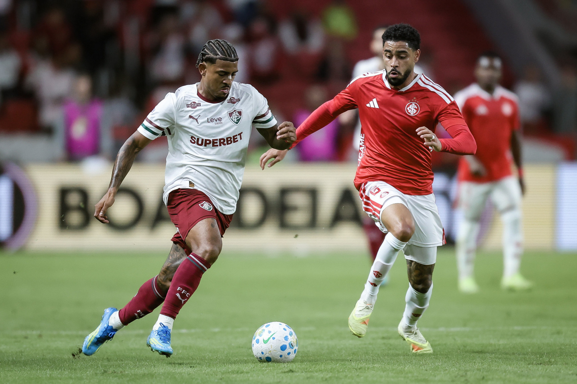 John Kennedy em ação contra o Internacional, neste domingo (3), no Beira-Rio, pela 14ª rodada do Brasileirão - Marcelo Gonçalves/Fluminense FC