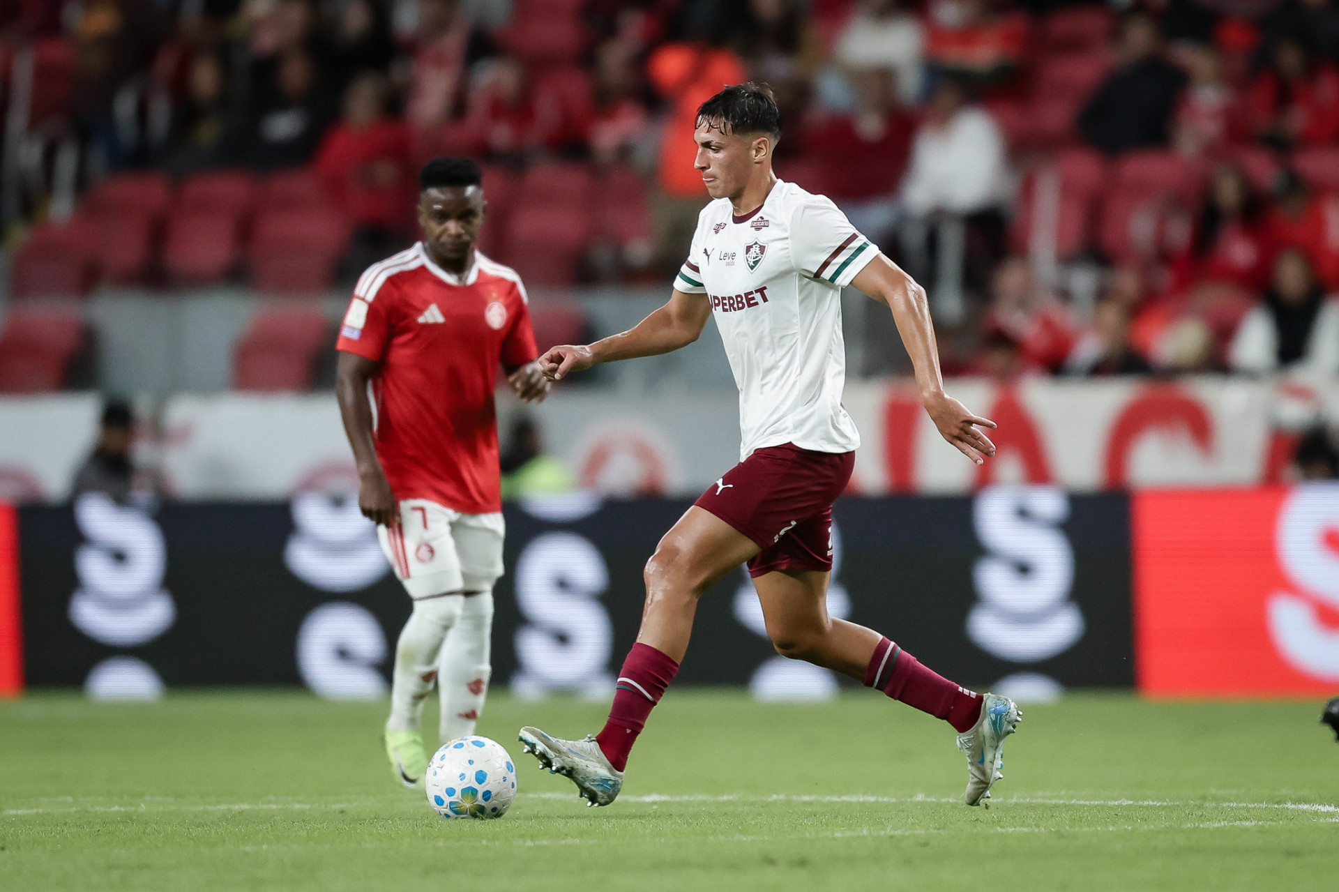 Bernal em ação contra o Internacional, neste domingo (3), no Beira-Rio, pela 14ª rodada do Brasileirão - Marcelo Gonçalves/Fluminense FC