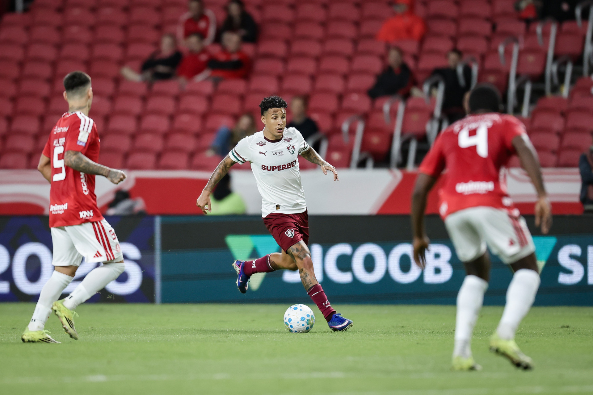 Guilherme Arana em ação contra o Internacional, neste domingo (3), no Beira-Rio, pela 14ª rodada do Brasileirão - Marcelo Gonçalves/Fluminense FC
