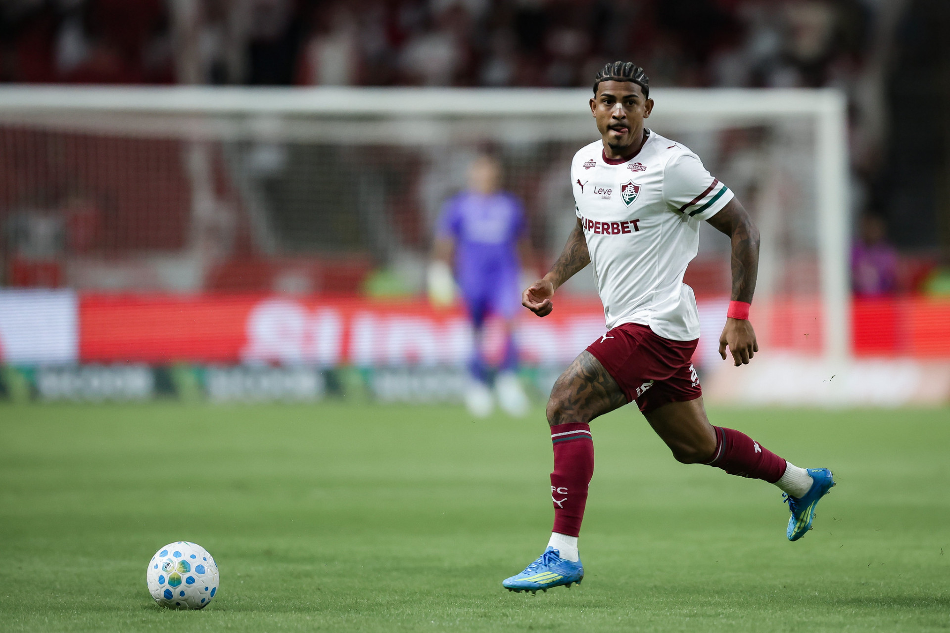 John Kennedy em ação contra o Internacional, neste domingo (3), no Beira-Rio, pela 14ª rodada do Brasileirão - Marcelo Gonçalves/Fluminense FC