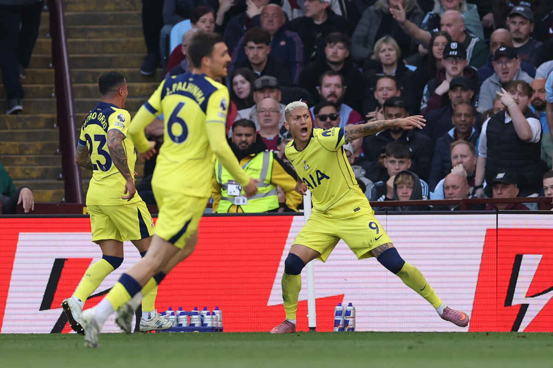 Tottenham vence com gol de Richarlison e sai da zona de rebaixamento do Ingl&ecirc;s