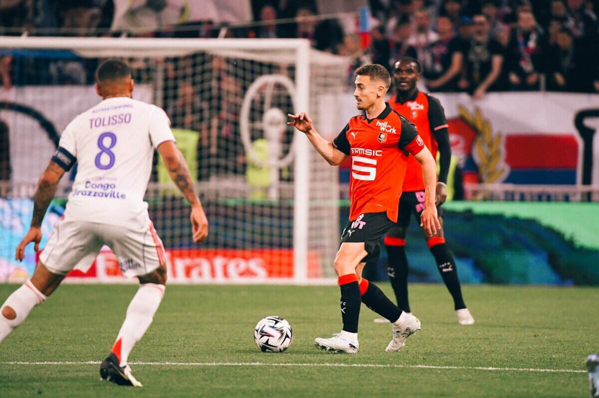 Endrick marca e deixa Lyon dentro da zona de classifica&ccedil;&atilde;o para a Champions