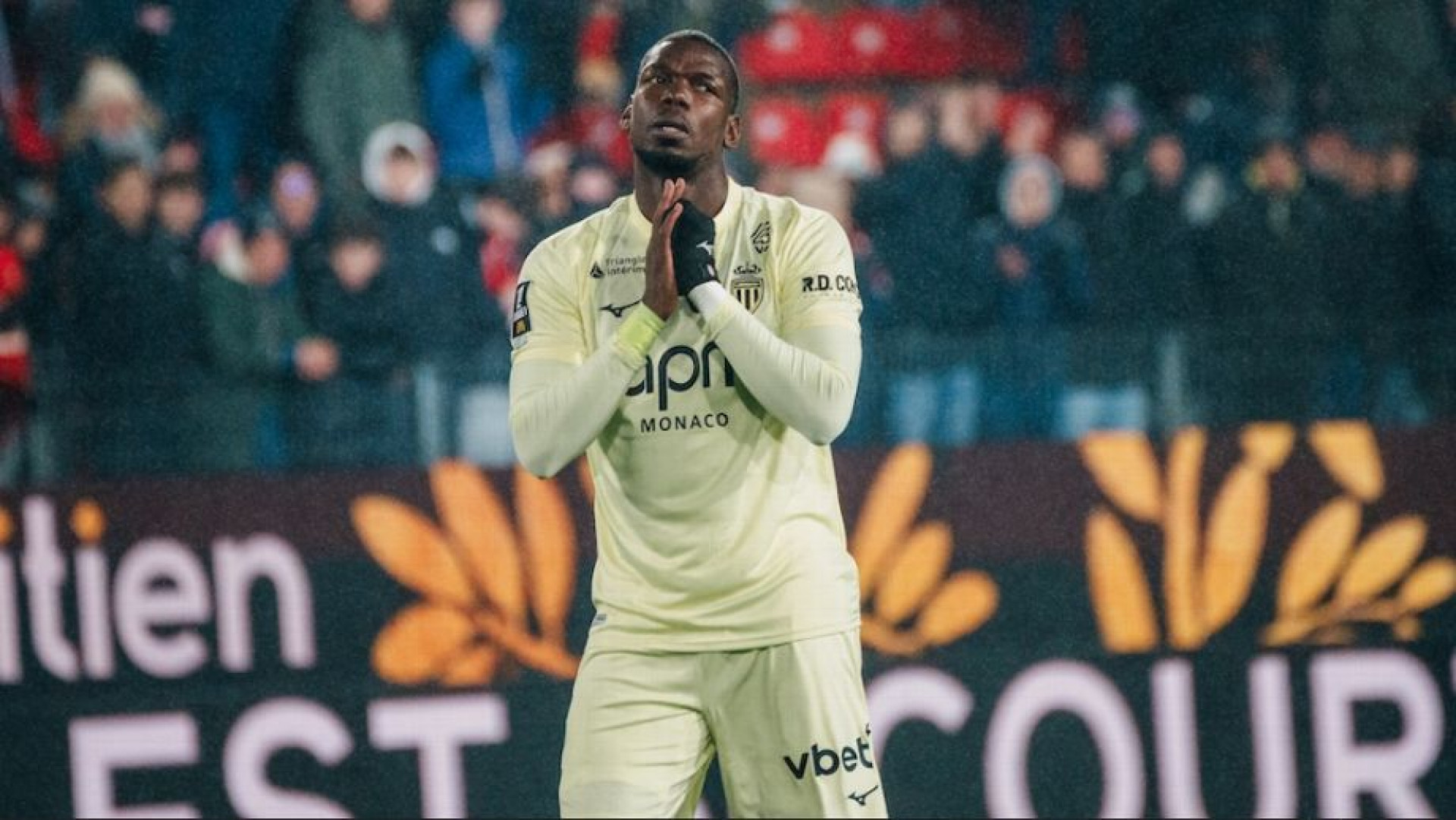 Pogba volta a ser titular após três anos e é alvo de críticas na França