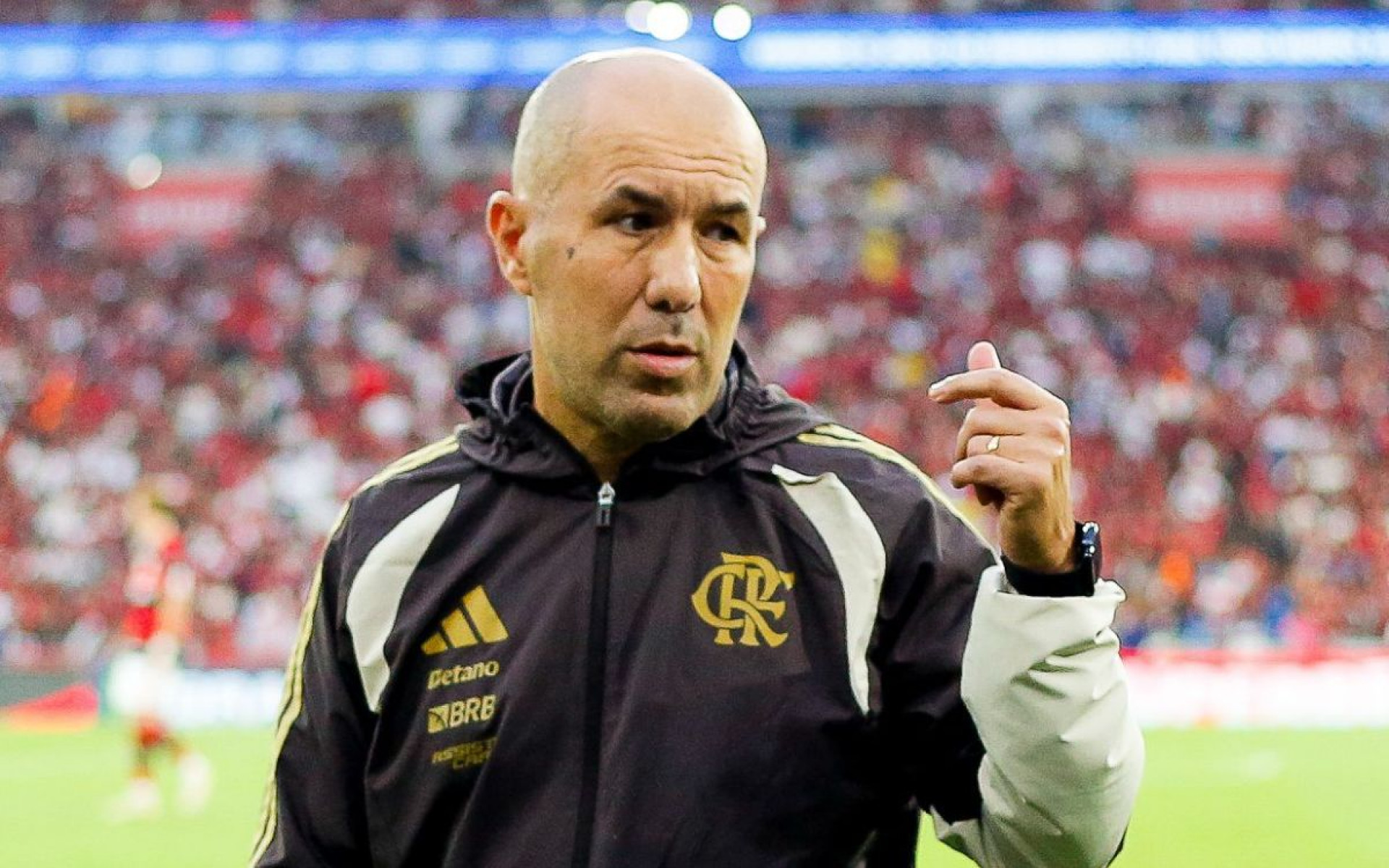 Leonardo Jardim em a&ccedil;&atilde;o durante o cl&aacute;ssico entre Flamengo e Vasco, no Maracan&atilde; - Gilvan de Souza / Flamengo