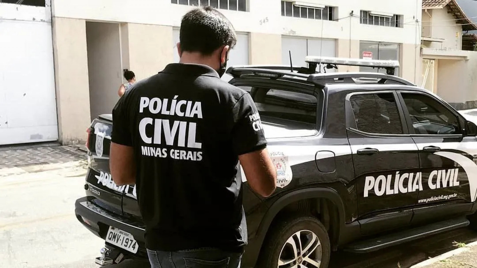 Homem agride companheira grávida e é morto a tiros por vizinho em BH