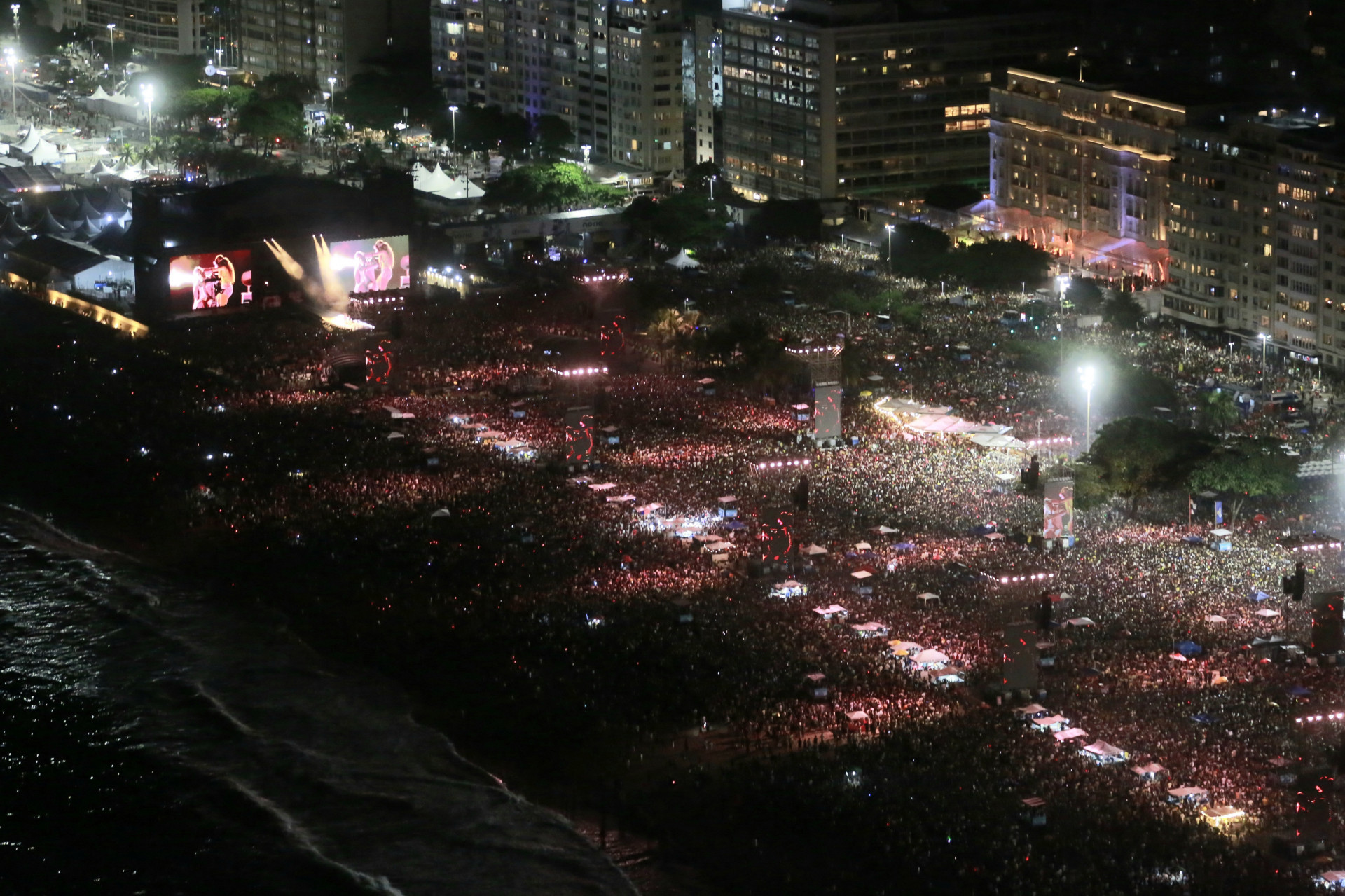 Multid&atilde;o tomou as areias de Copacabana para show de Shakira