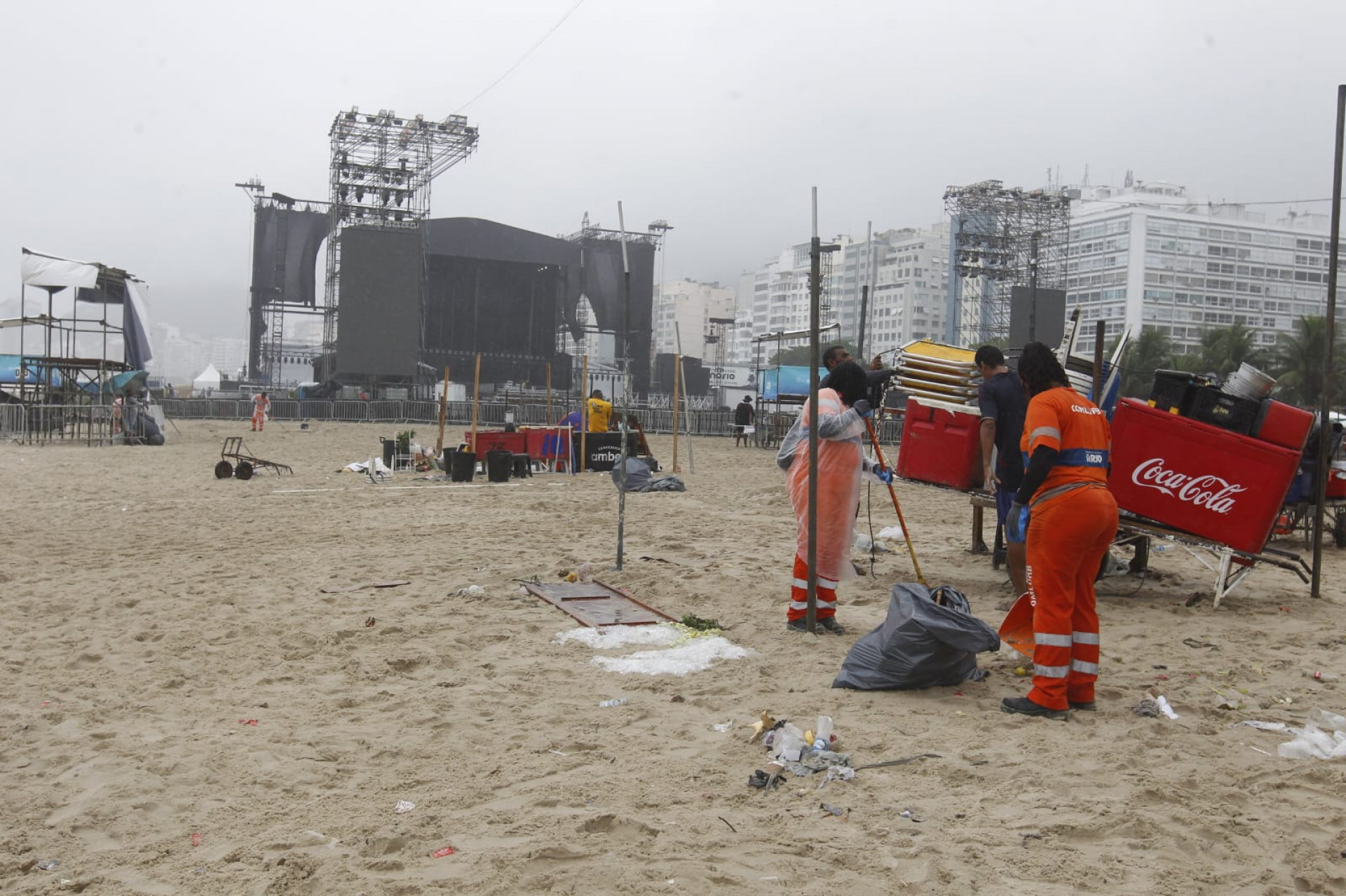 Garis limparam o lixo na Praia de Copacabana, ap&oacute;s os show da Shakira - Reginaldo Pimenta / Ag&ecirc;ncia O Dia