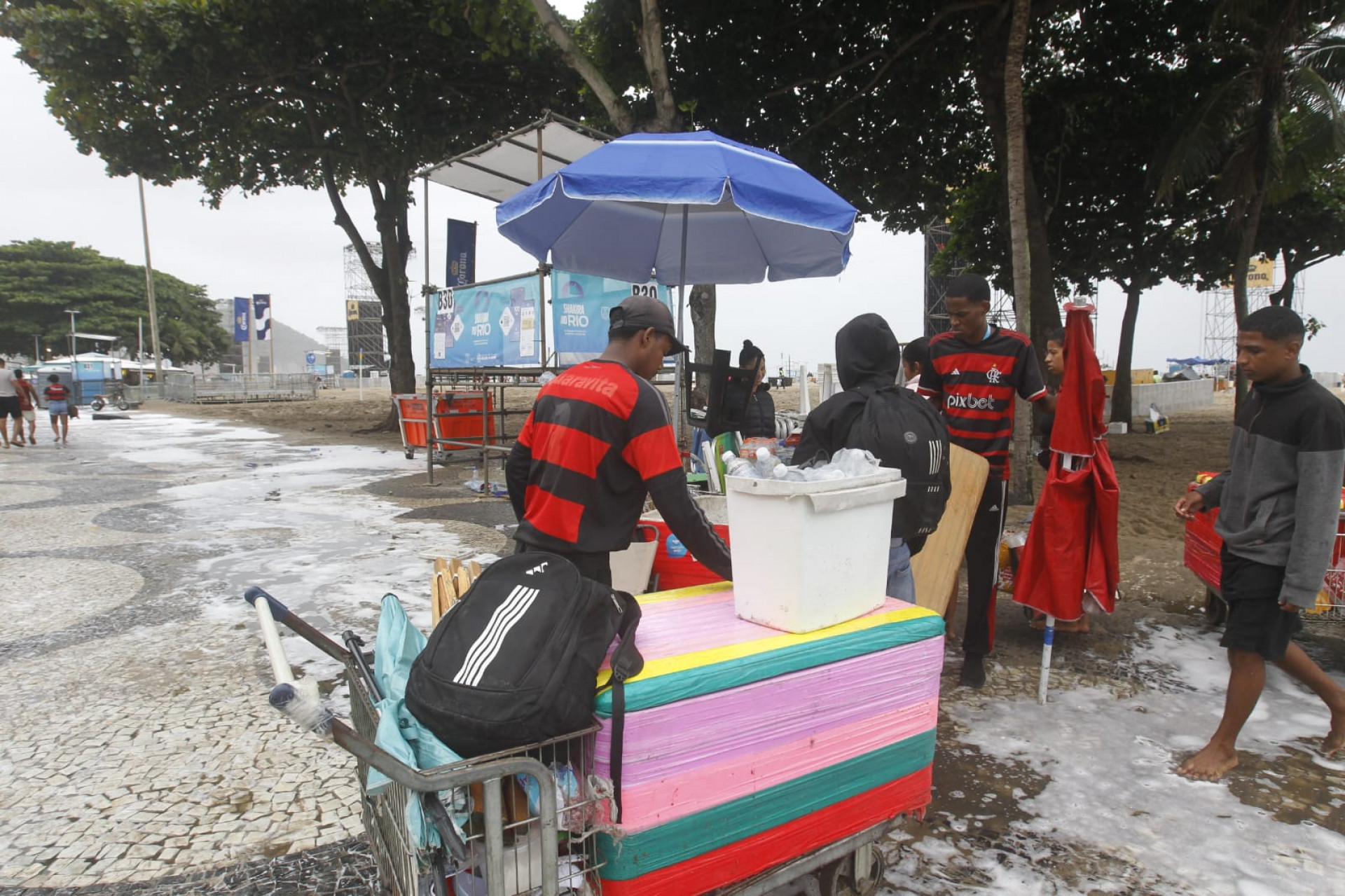 Ambulantes usaram as sombrinhas barracas para evitar a chuva em Copacabana - Reginaldo Pimenta / Ag&ecirc;ncia O Dia