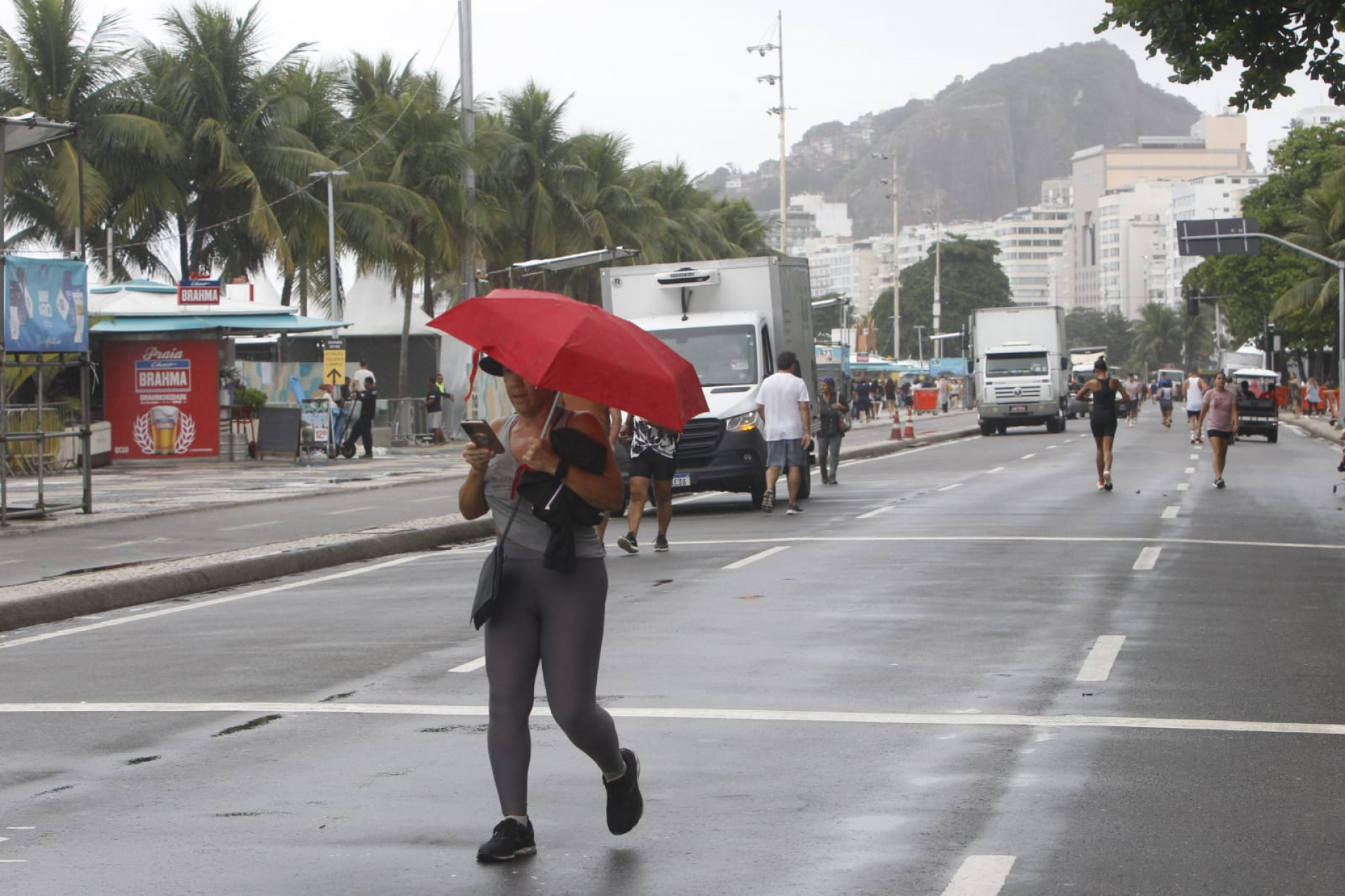 Cariocas tiraram o guarda-chuva do arm&aacute;rio para passear na Praia de Copacabana - Reginaldo Pimenta / Ag&ecirc;ncia O Dia