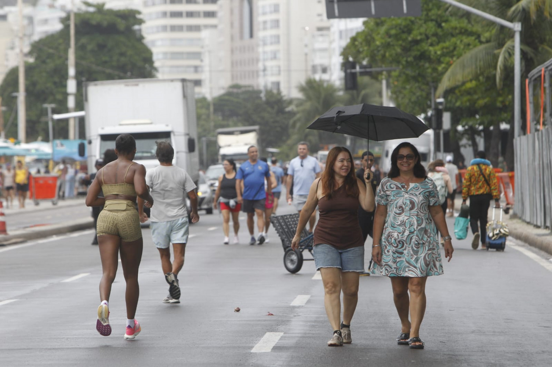 Praia de Copacabana amanheceu chuvosa na manh&atilde; deste domingo - Reginaldo Pimenta / Ag&ecirc;ncia O Dia
