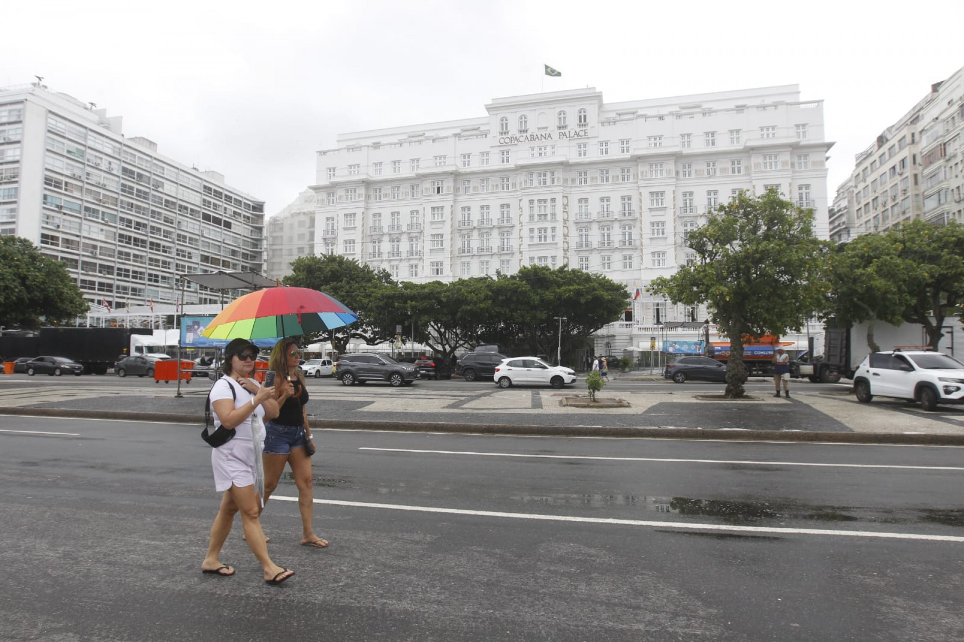 Cariocas tiraram o guarda-chuva do arm&aacute;rio para passear na Praia de Copacabana - Reginaldo Pimenta / Ag&ecirc;ncia O Dia