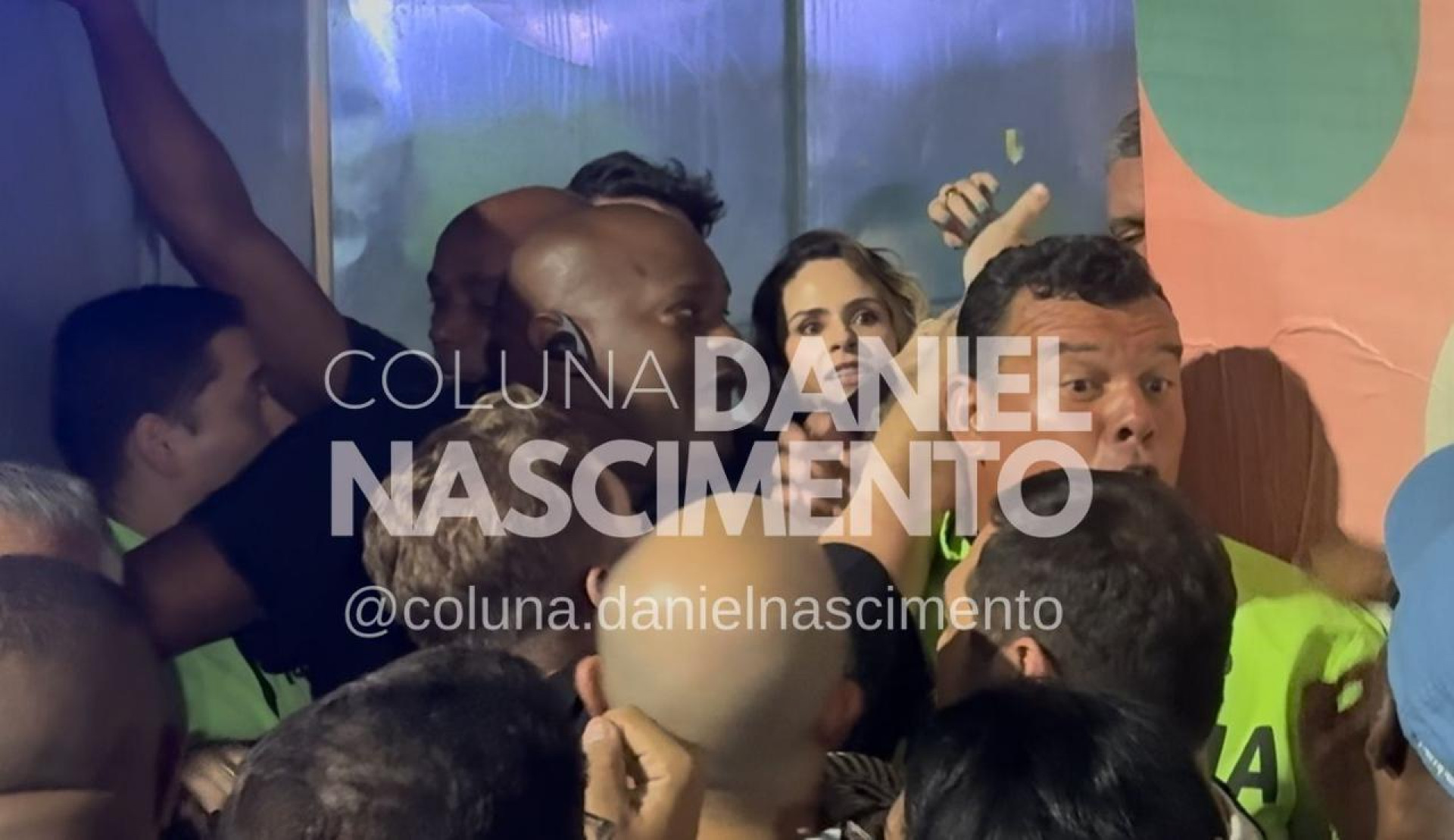 Em show de Shakira, Ana Paula Renault tenta entrada de grupo sem pulseira e confus&atilde;o quase vira pancadaria - Foto: Coluna Daniel Nascimento/ TV Fama