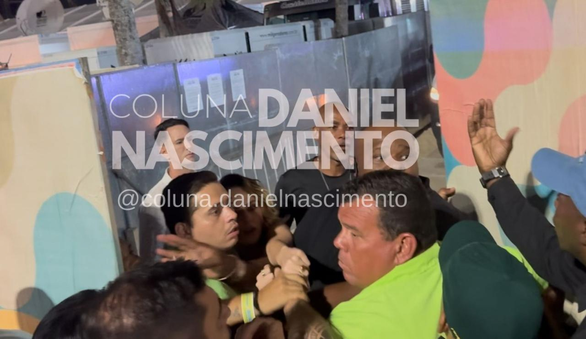 Em show de Shakira, Ana Paula Renault tenta entrada de grupo sem pulseira e confus&atilde;o quase vira pancadaria - Foto: Coluna Daniel Nascimento/ TV Fama