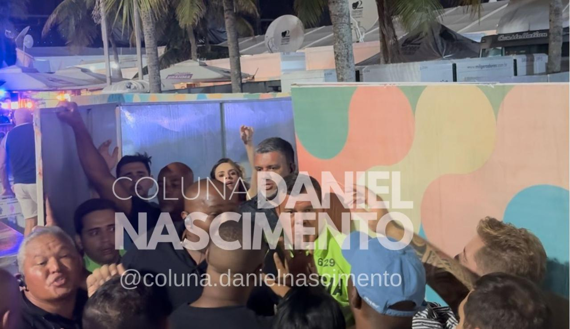 Em show de Shakira, Ana Paula Renault tenta entrada de grupo sem pulseira e confus&atilde;o quase vira pancadaria - Foto: Coluna Daniel Nascimento/ TV Fama