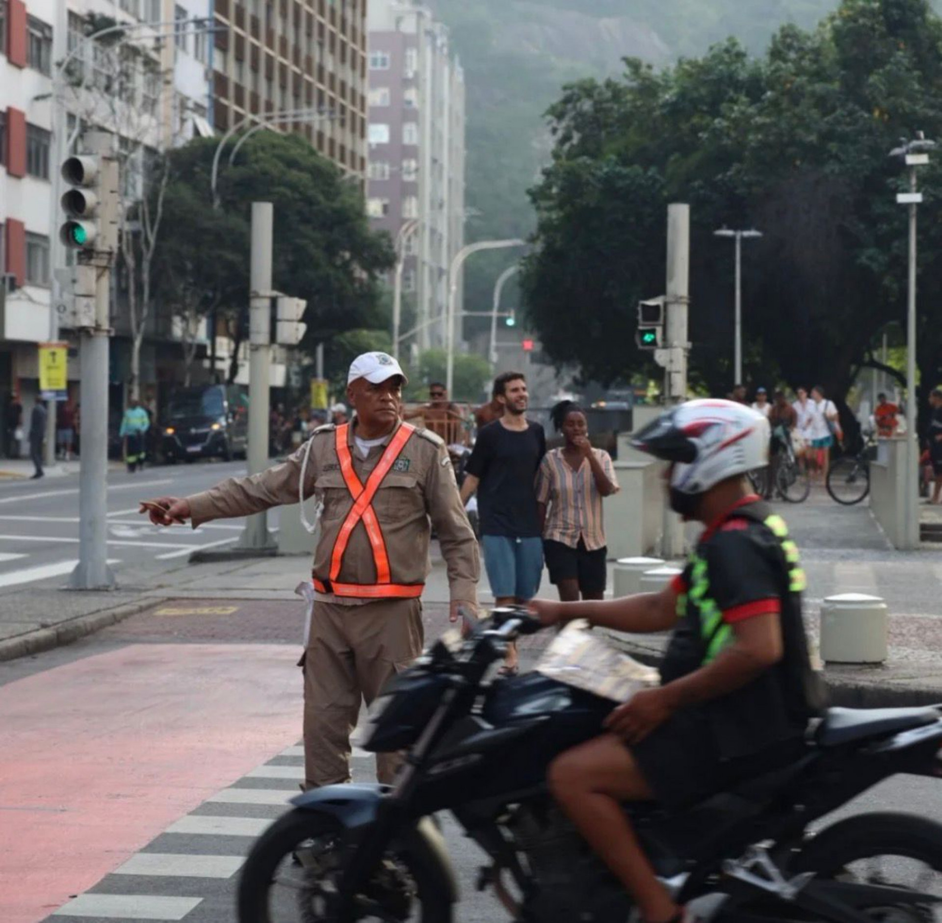 Mais de 800 motoristas são multados em ação de fiscalização para show da Shakira em Copacabana