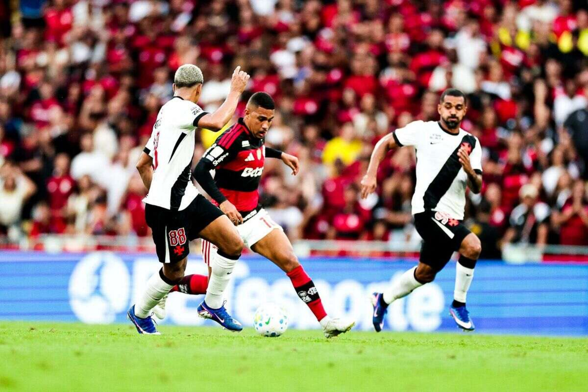 Her&oacute;i do Vasco, Hugo Moura desabafa ap&oacute;s gol de empate no cl&aacute;ssico