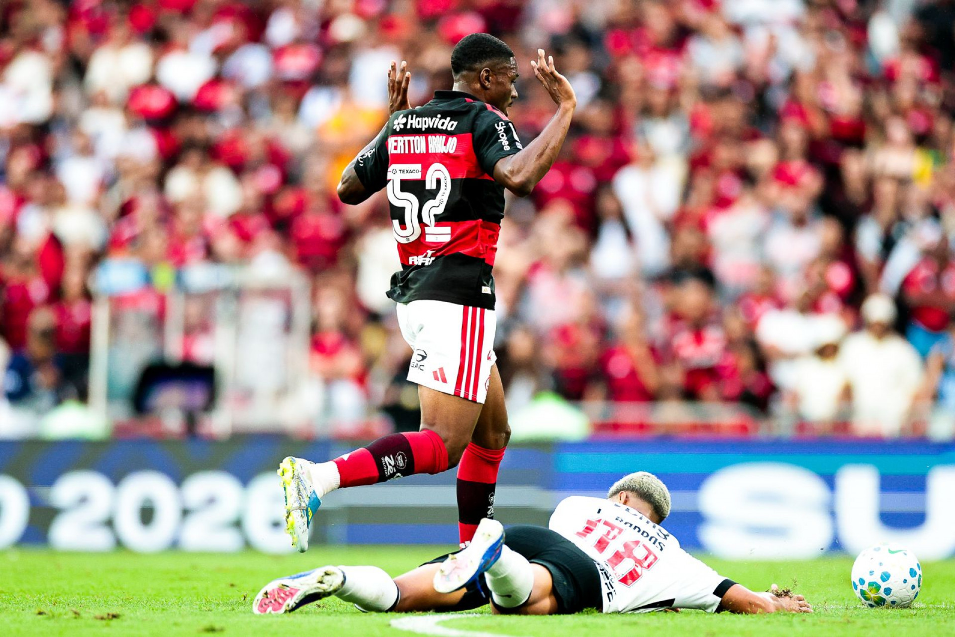 Evertton Araújo em ação pelo Flamengo diante do Vasco, no Maracanã - Gilvan de Souza / Flamengo