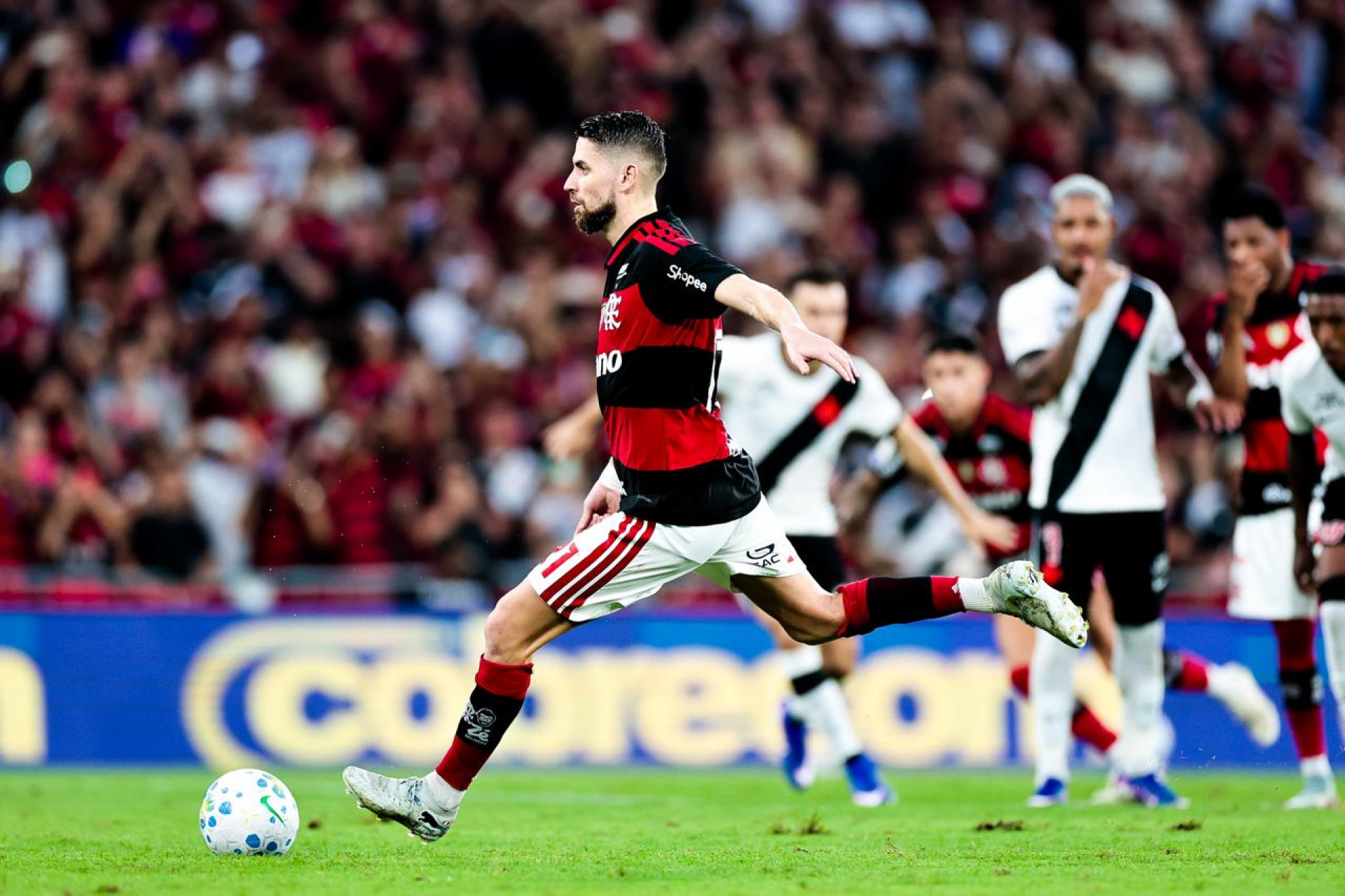 Momento da cobrança de pênalti de Jorginho, no clássico entre Flamengo e Vasco - Gilvan de Souza / Flamengo