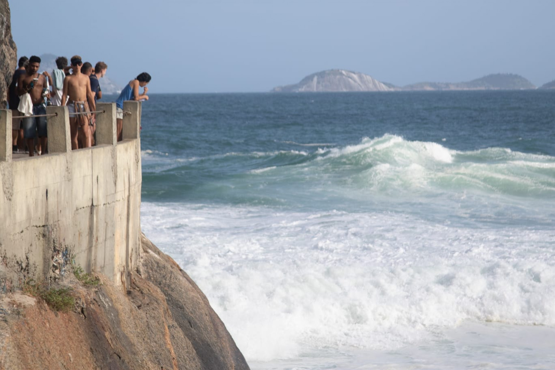 Praia do Leme, Zona Sul do Rio de Janeiro, com mar agitado da ressaca - Érica Martin / Agência O Dia 