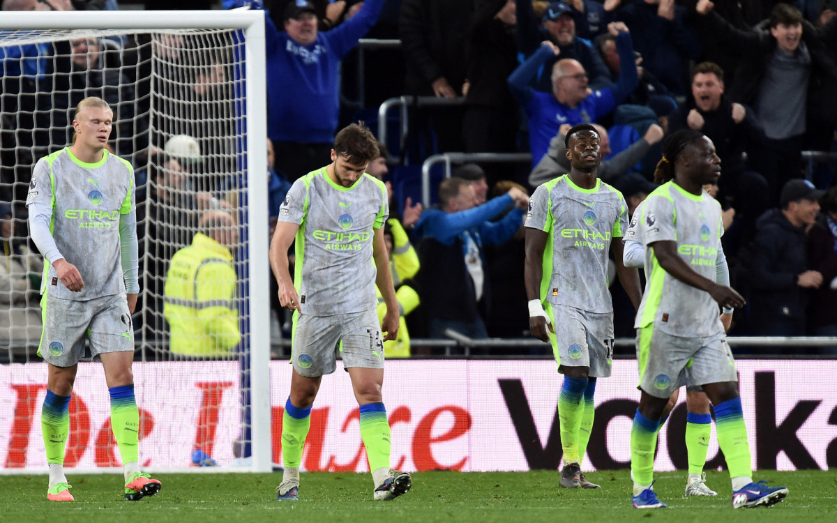 Jogadores do Manhester City lamentam empate contra o Everton no Campeonato Inglês