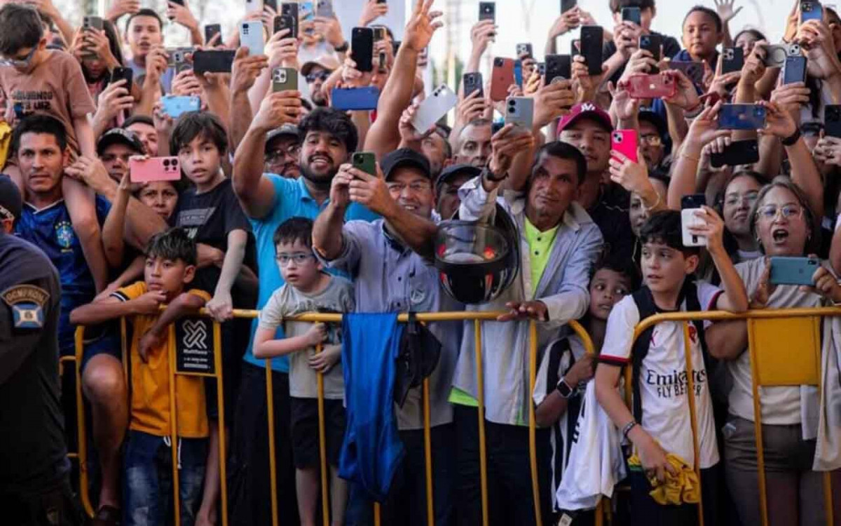 Santos desembarca com festa em Ponta Por&atilde;