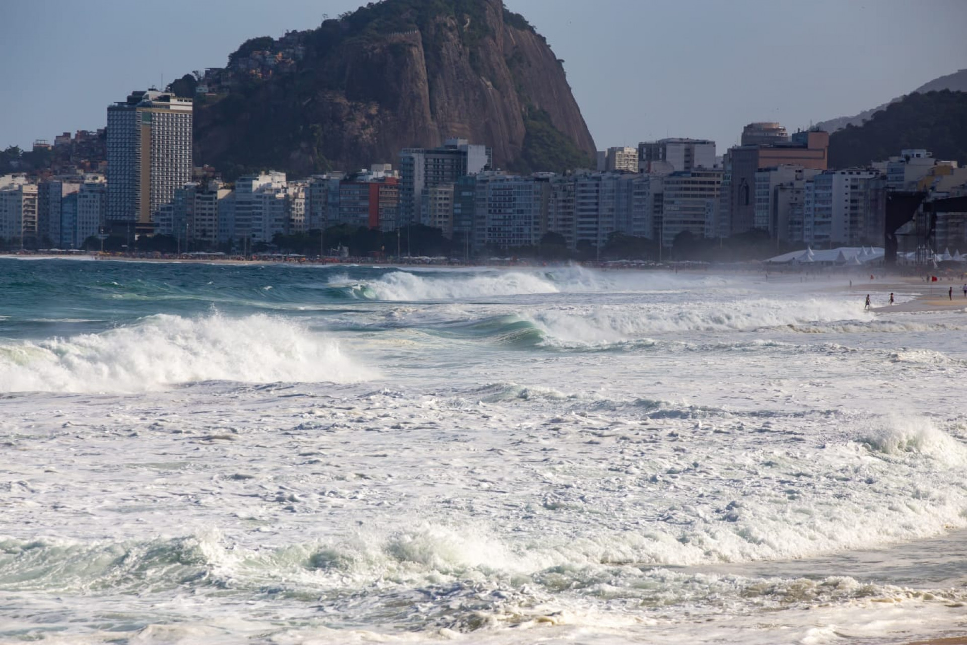 Praia do Leme, Zona Sul do Rio de Janeiro, mar agitado com ressaca - Érica Martin / Agência O Dia 