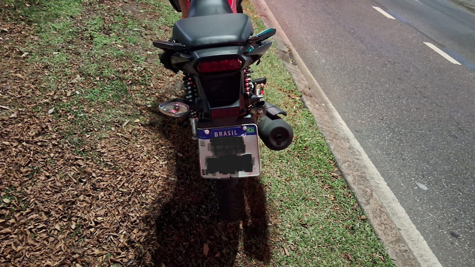 Acidente entre carro e moto deixa homem ferido na Praia de Botafogo