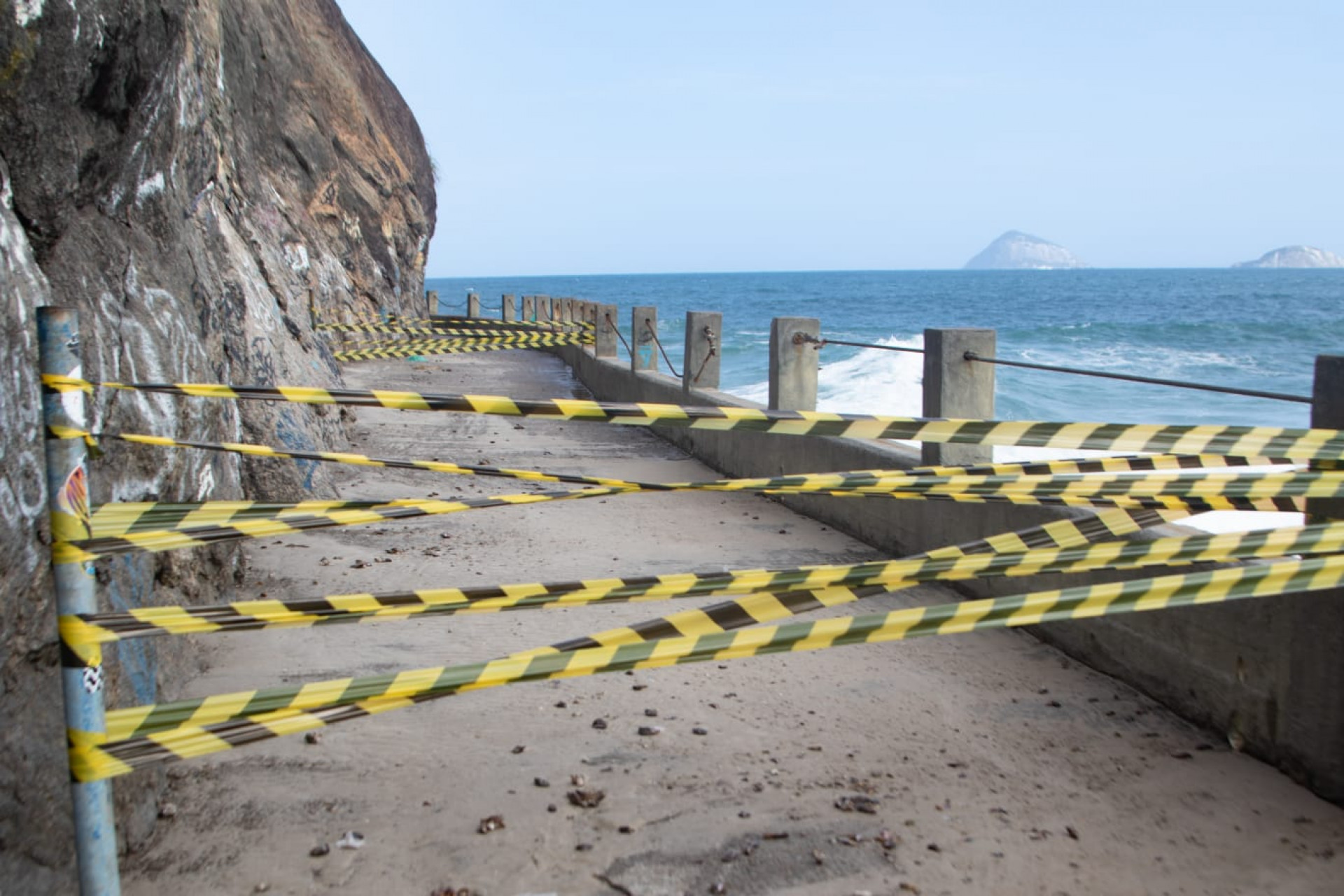 Praia do Leme, Zona Sul do Rio de Janeiro, com mar agitado da ressaca - Érica Martin / Agência O Dia 