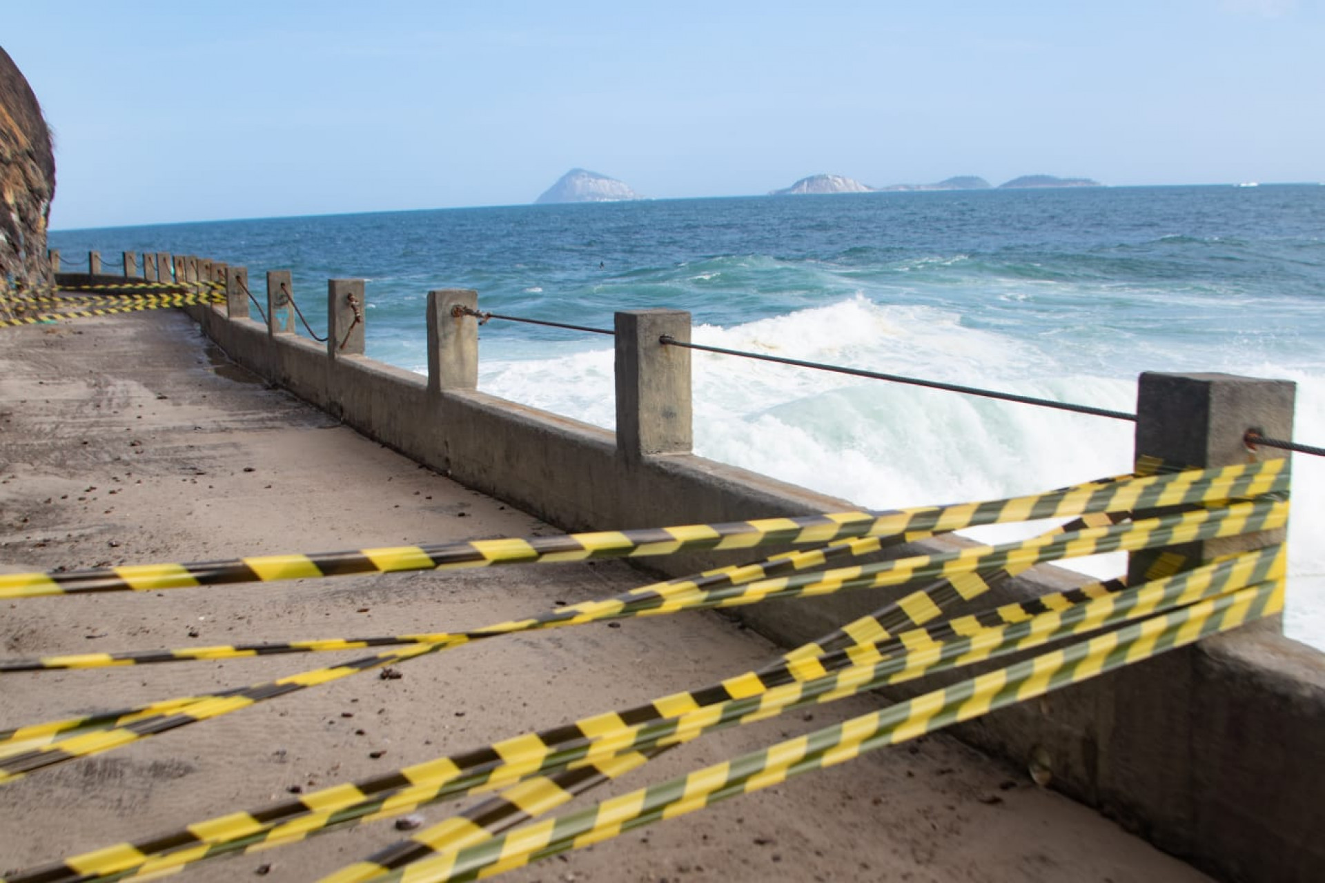 Praia do Leme, Zona Sul do Rio de Janeiro, com mar agitado da ressaca - Érica Martin / Agência O Dia 