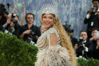 'Met Gala' reúne famosos com looks impactantes e vira espetáculo de moda em Nova York; Fotos!