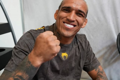 Charles do Bronx renova contrato com o UFC e segue em busca de título peso-leve