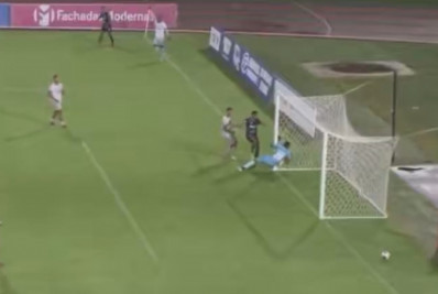 Vídeo! Goleiro faz gol contra e companheiro o acusa de ser 'manipulador de partidas'