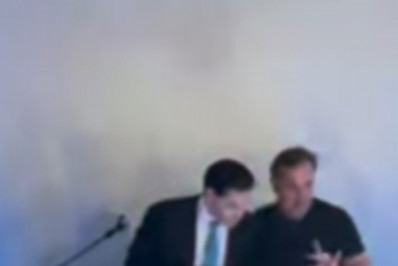 Vídeo: Secretário de Estado dos EUA viraliza ao atuar como DJ em casamento 