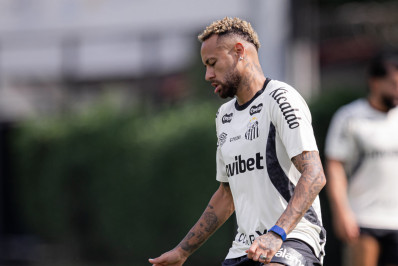 Rasteira de Neymar em Robinho Jr repercute na Europa: 'Perdeu a cabeça'