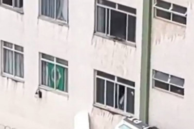 Avião de pequeno porte cai, atinge prédio e mata uma pessoa em BH; veja o vídeo