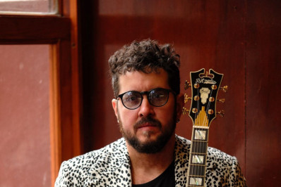 Praia Clube São Francisco apresenta show de Rodrigo Suricato