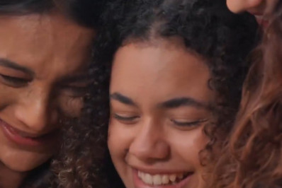 'Três Graças': Joelly reencontra a filha e cena divide opiniões nas redes