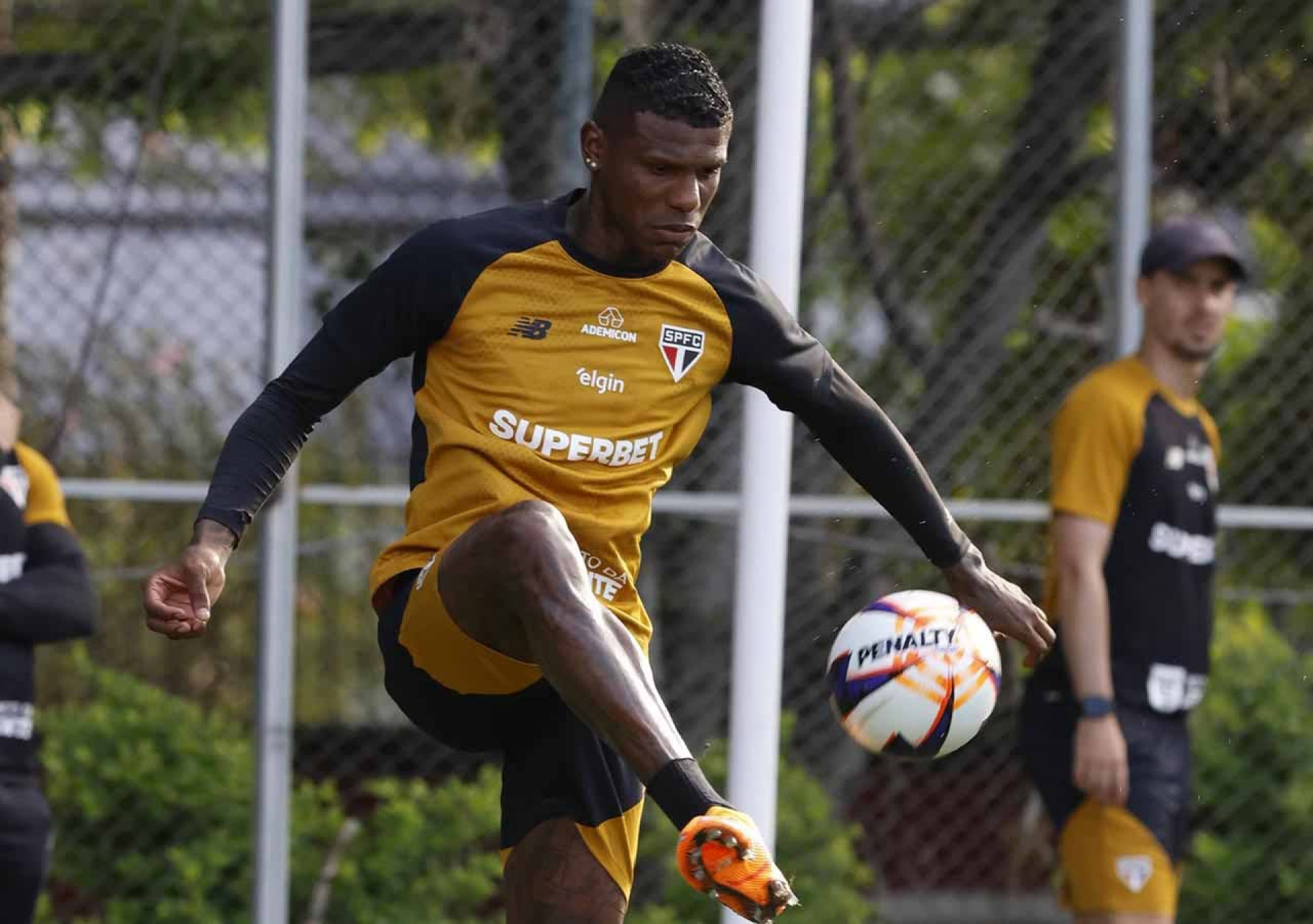 S&atilde;o Paulo define multa e vai negociar Arboleda em julho