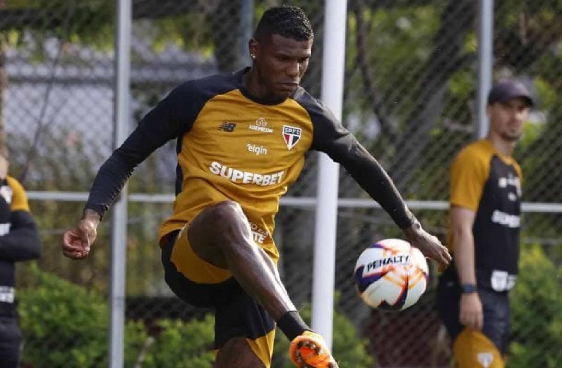 Arboleda reaparece ap&oacute;s um m&ecirc;s e se re&uacute;ne com diretoria do S&atilde;o Paulo
