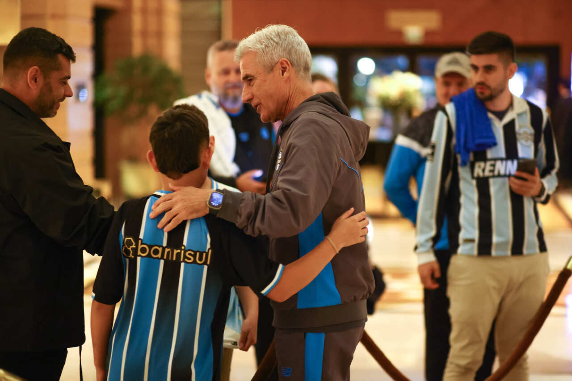 Gr&ecirc;mio &eacute; alvo de protesto de torcedores na Argentina