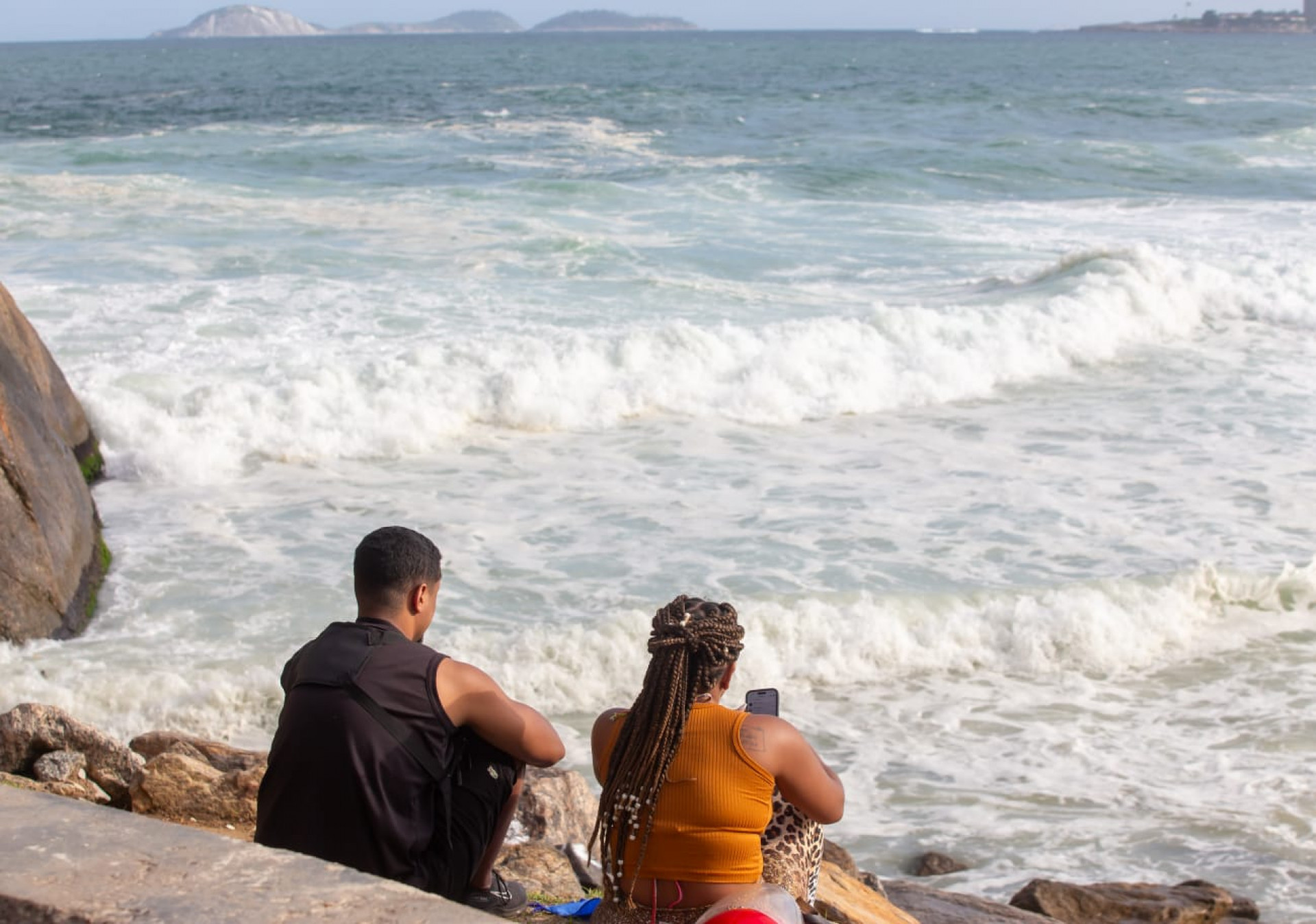 Praia do Leme, Zona Sul do Rio de Janeiro, com mar agitado da ressaca - Érica Martin / Agência O Dia 