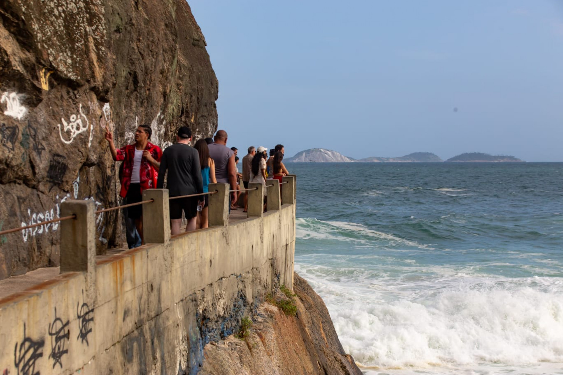 Praia do Leme, Zona Sul do Rio de Janeiro, com mar agitado da ressaca - Érica Martin / Agência O Dia 