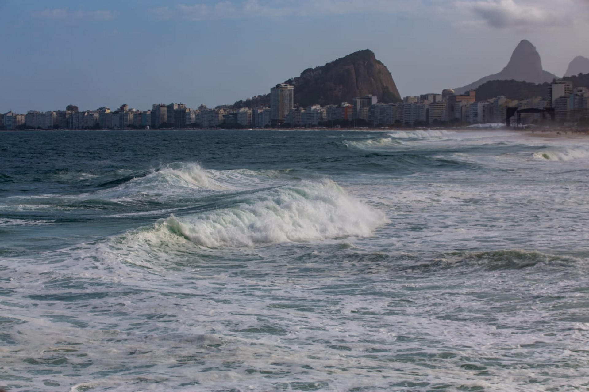 Praia do Leme, Zona Sul do Rio de Janeiro, com mar agitado da ressaca - Érica Martin / Agência O Dia 
